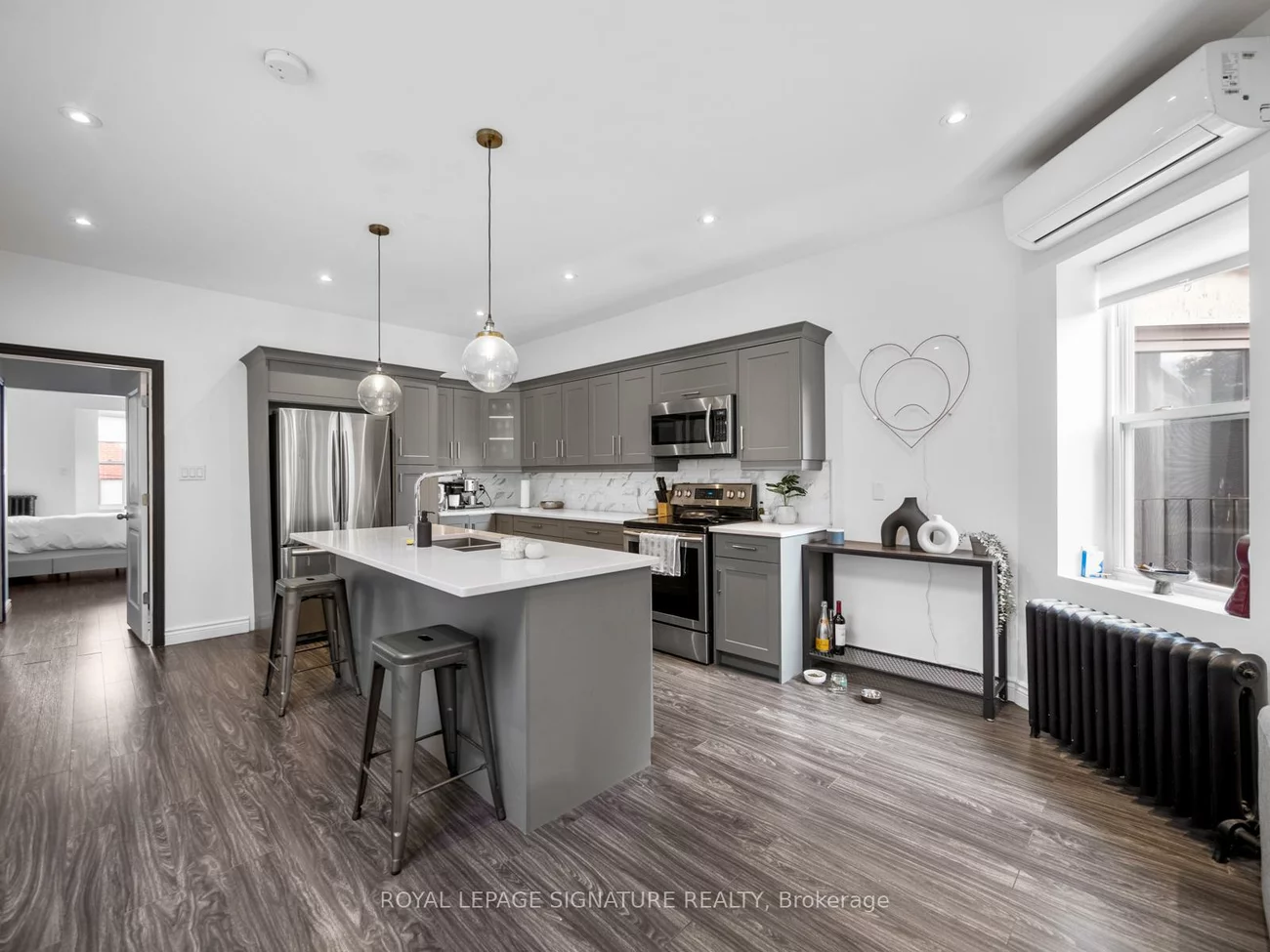 2243, Dundas, High Park-Swansea, Toronto