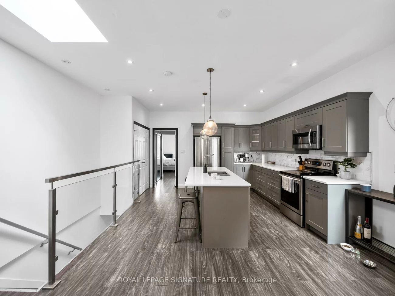 2243, Dundas, High Park-Swansea, Toronto