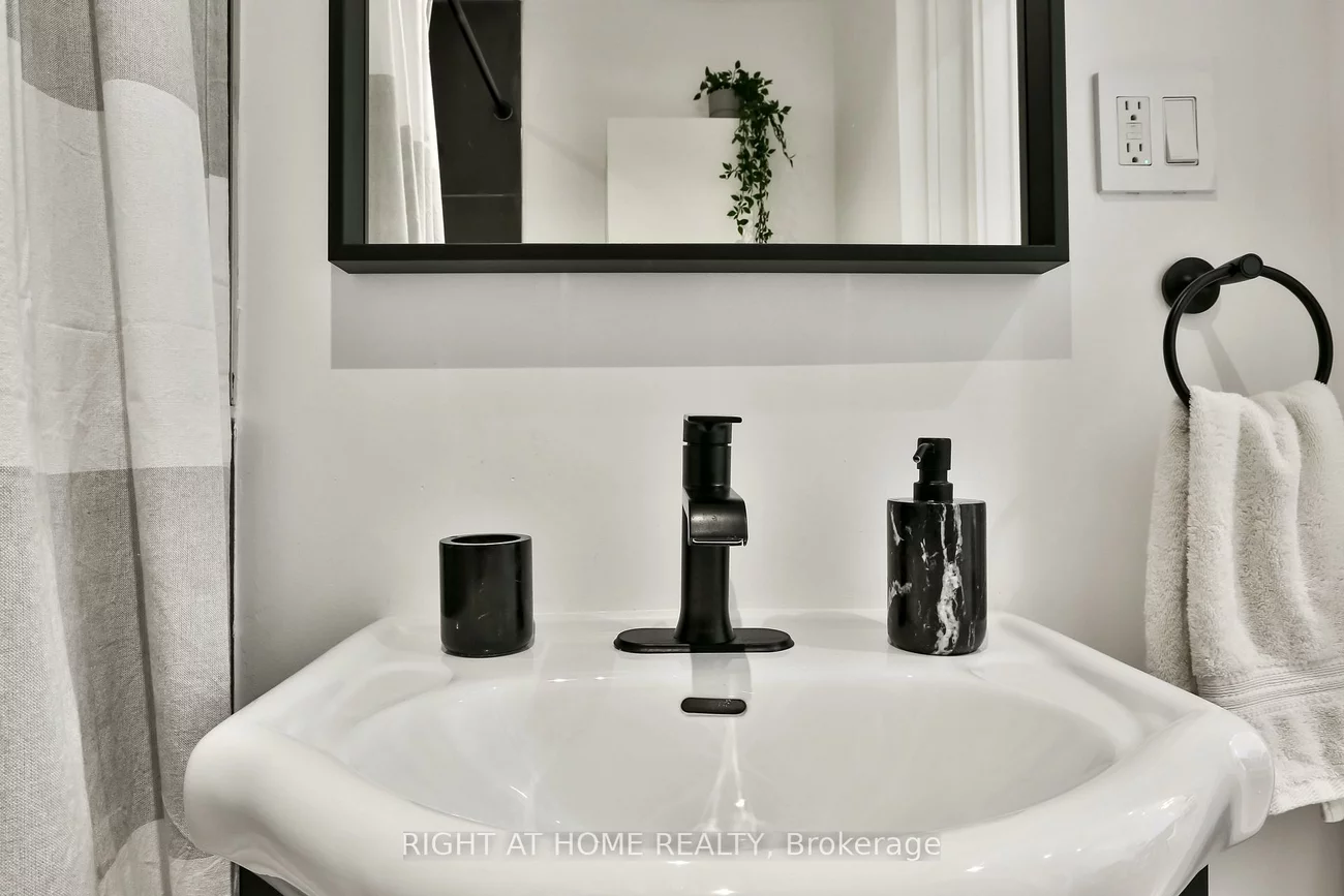 1365, Lansdowne, Corso Italia-Davenport, Toronto