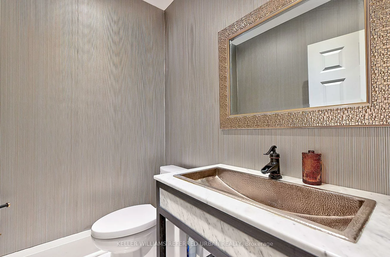 48, Lansdowne, Roncesvalles, Toronto