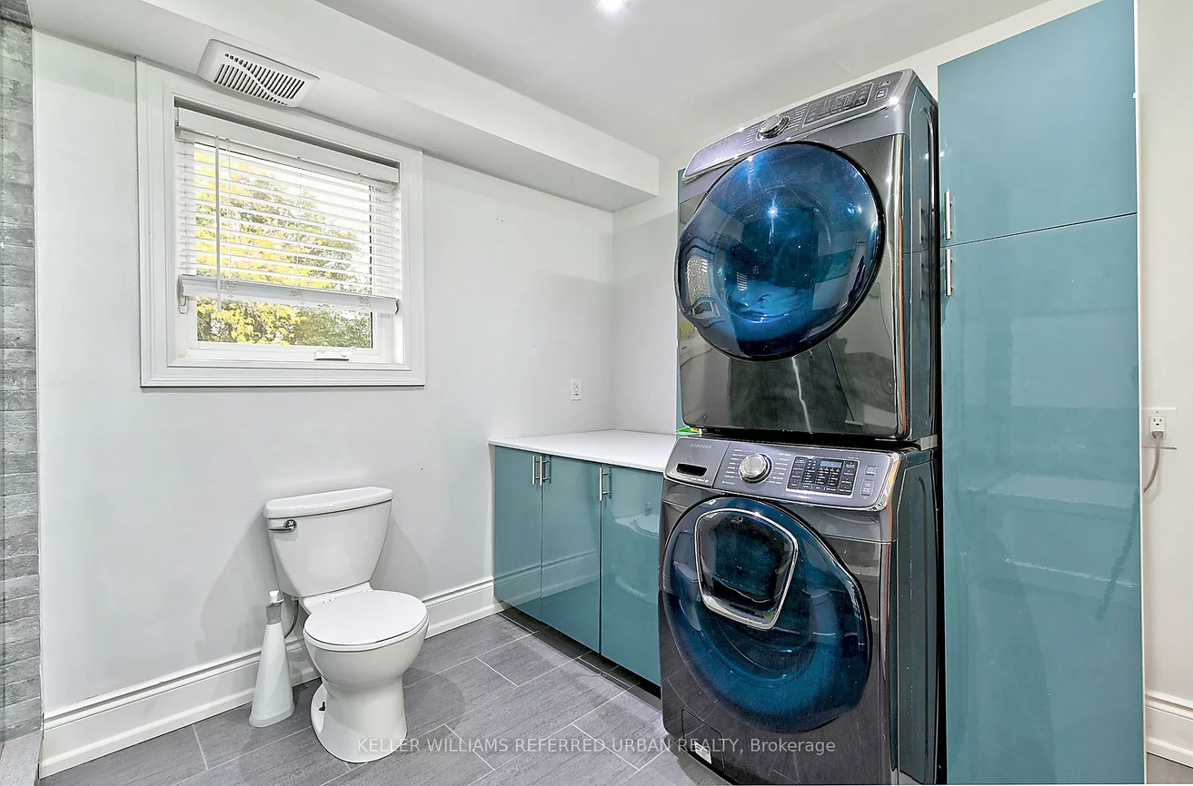 48, Lansdowne, Roncesvalles, Toronto