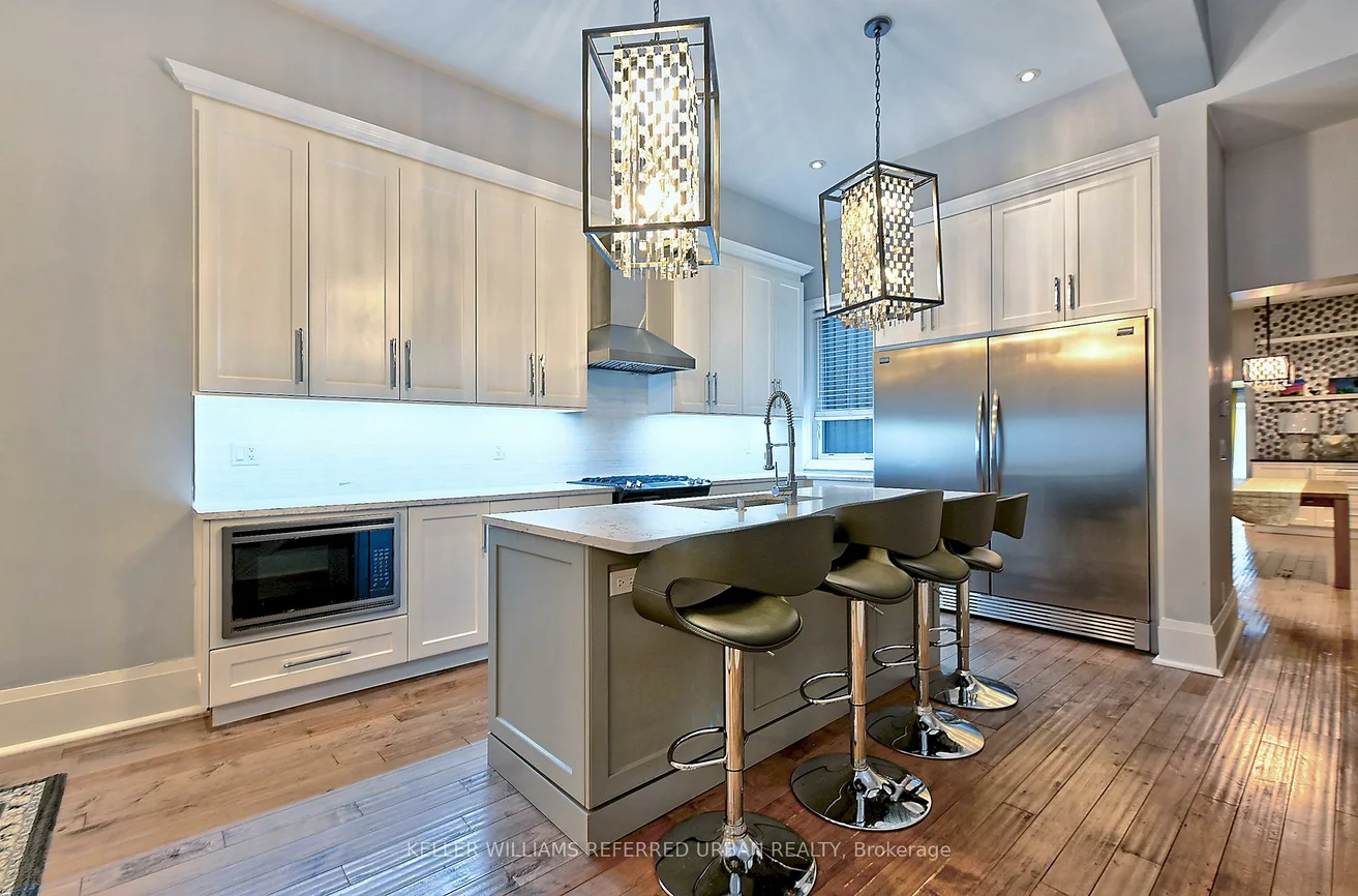 48, Lansdowne, Roncesvalles, Toronto