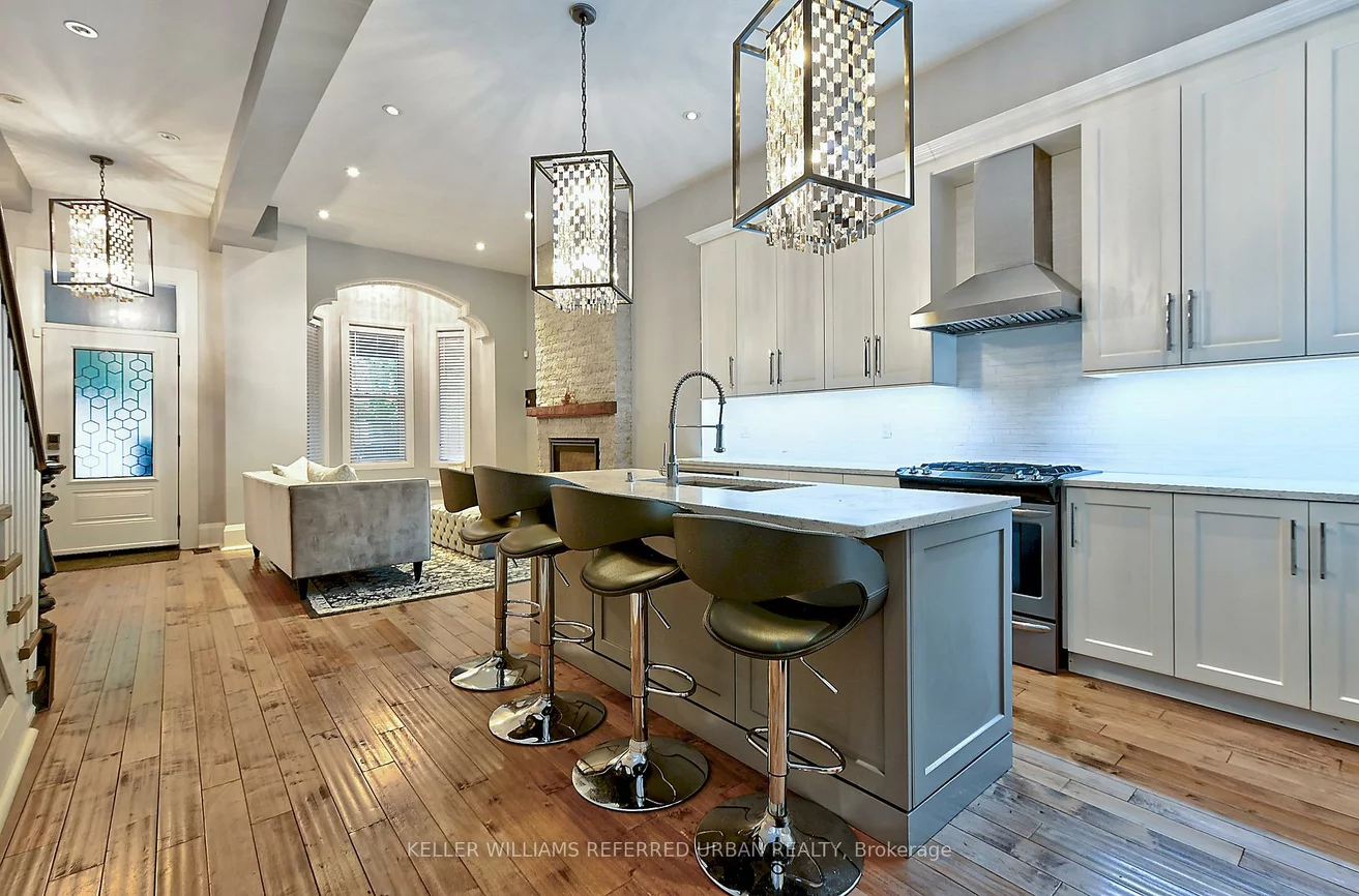 48, Lansdowne, Roncesvalles, Toronto