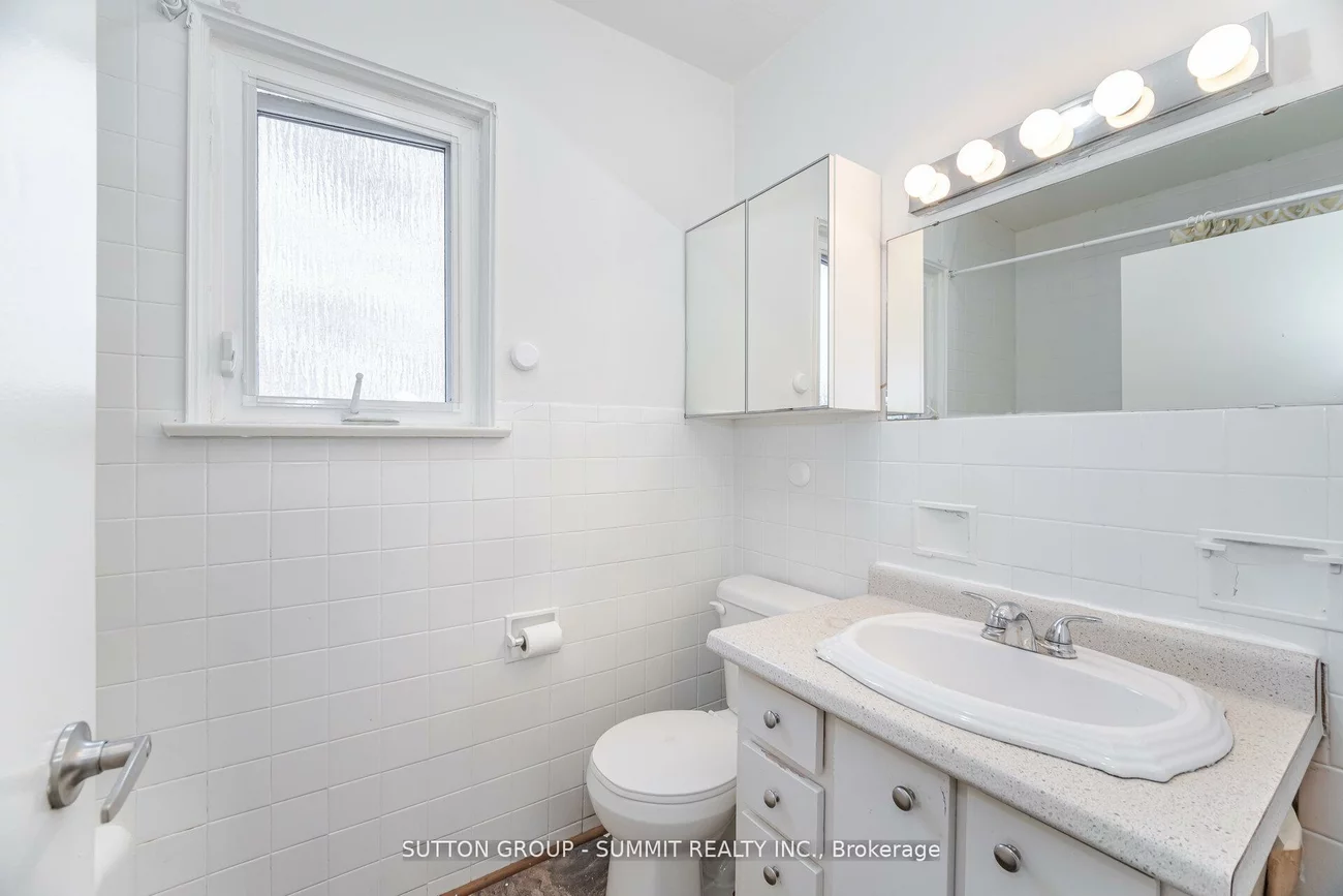 56, Ash, Long Branch, Toronto