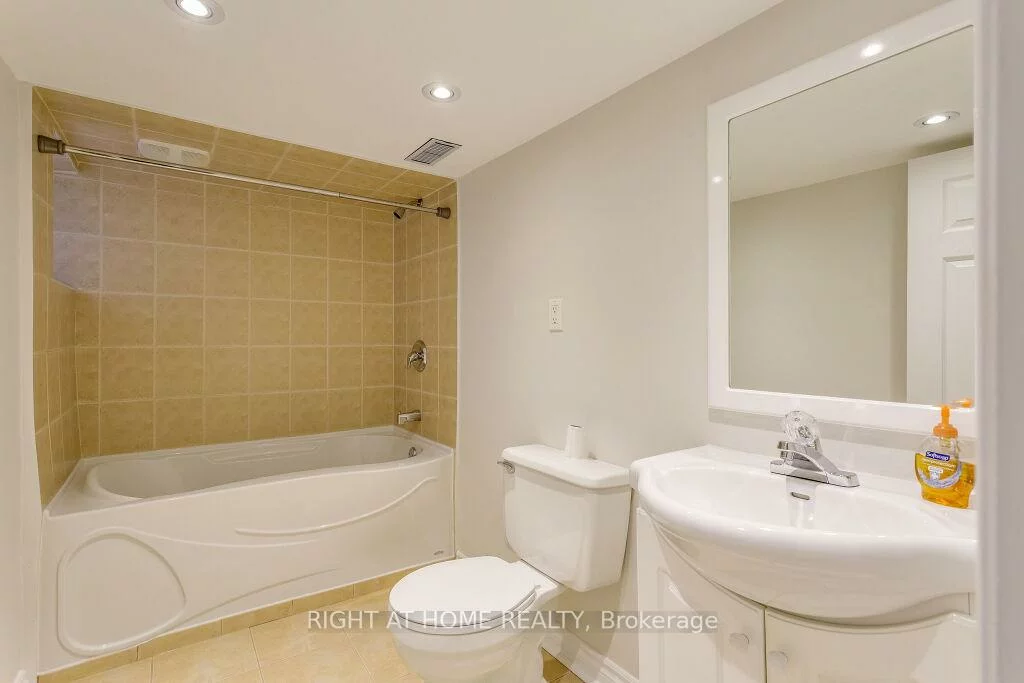 1365, Lansdowne, Corso Italia-Davenport, Toronto