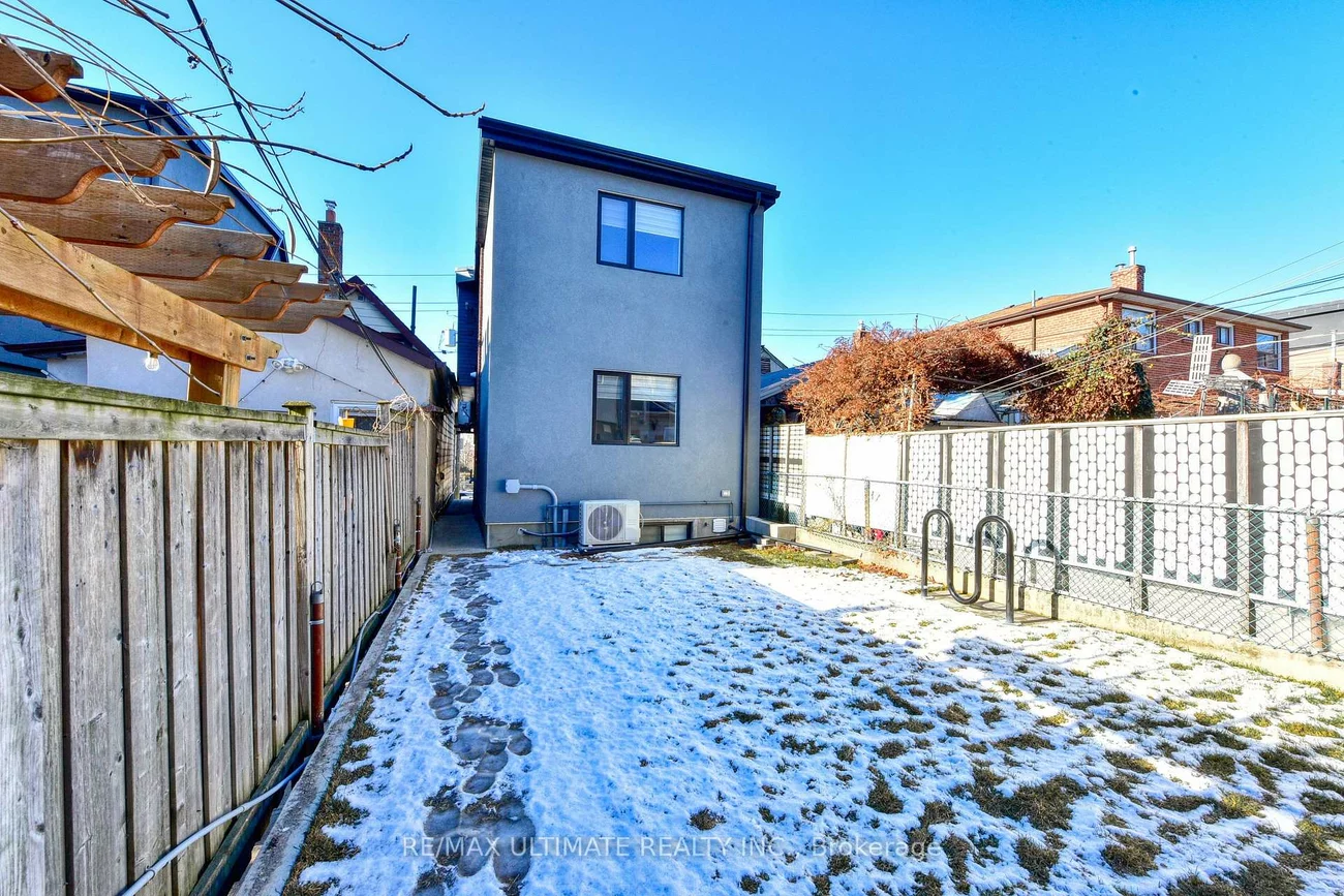 385, McRoberts, Caledonia-Fairbank, Toronto