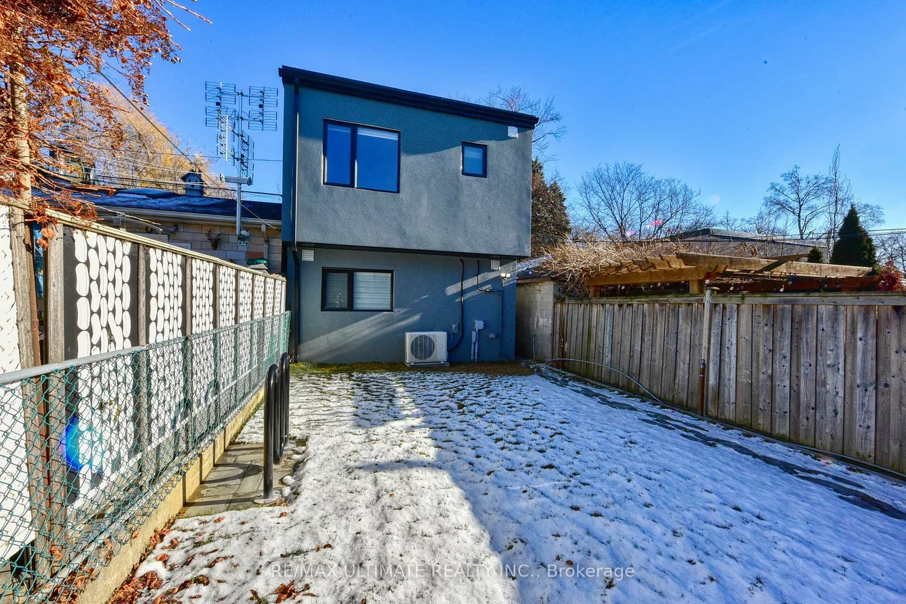 385, McRoberts, Caledonia-Fairbank, Toronto