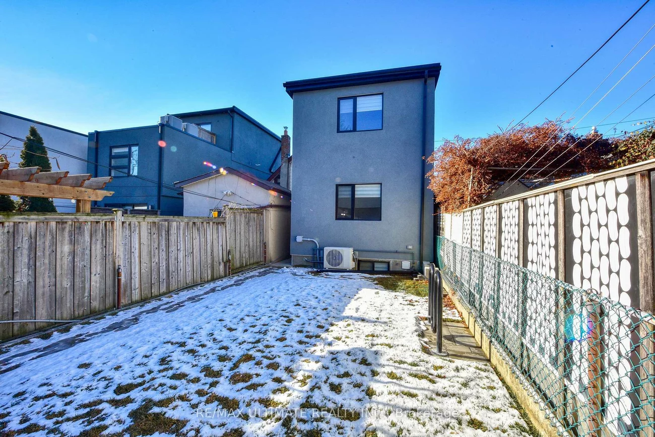 385, McRoberts, Caledonia-Fairbank, Toronto