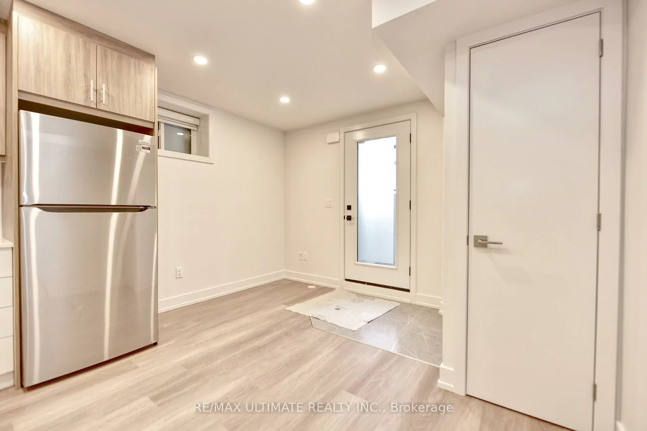 385, McRoberts, Caledonia-Fairbank, Toronto