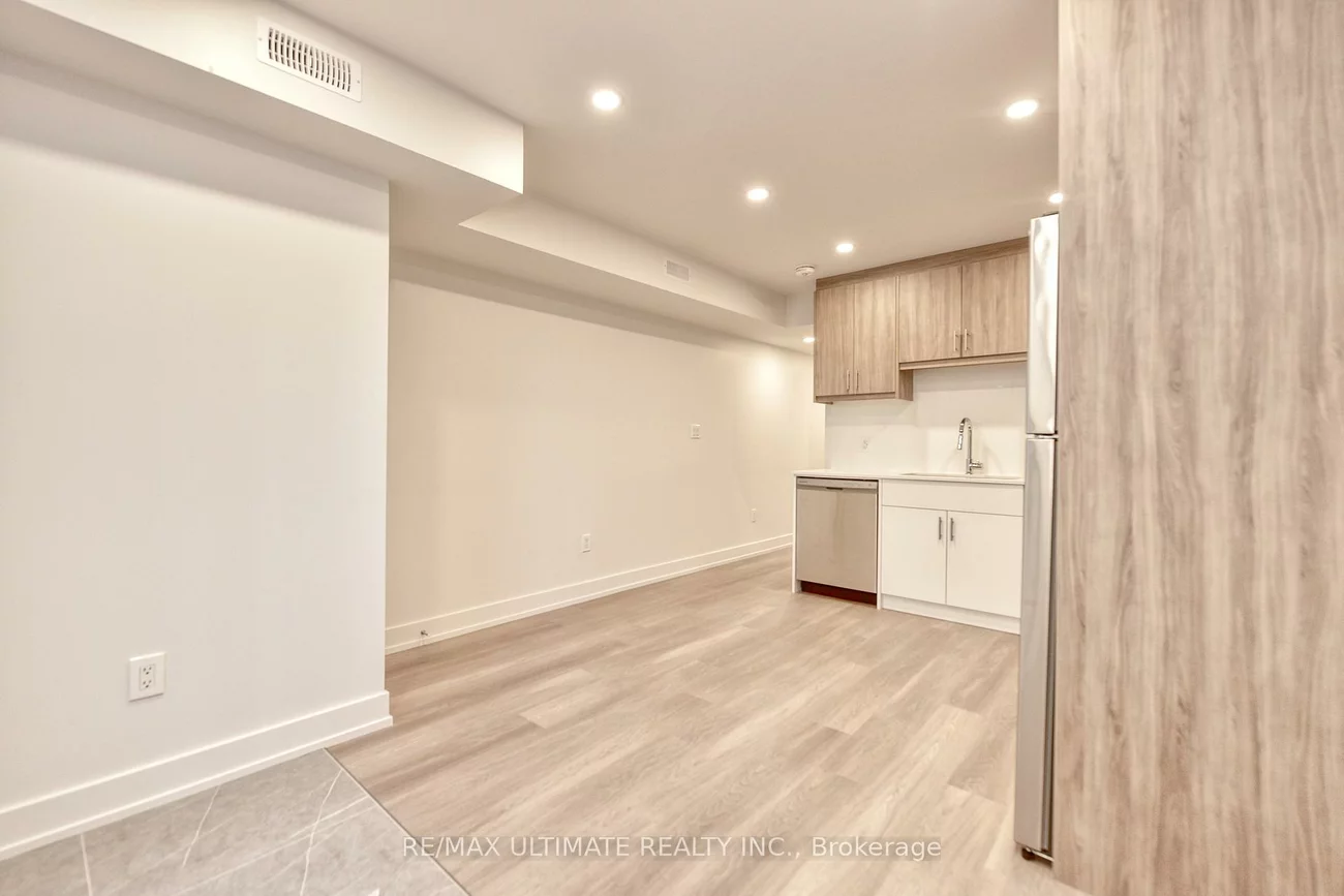 385, McRoberts, Caledonia-Fairbank, Toronto