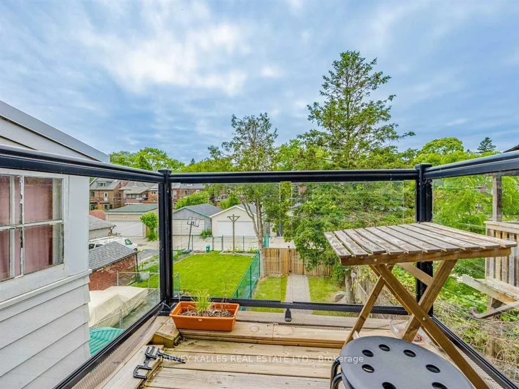 160, Lansdowne, Roncesvalles, Toronto