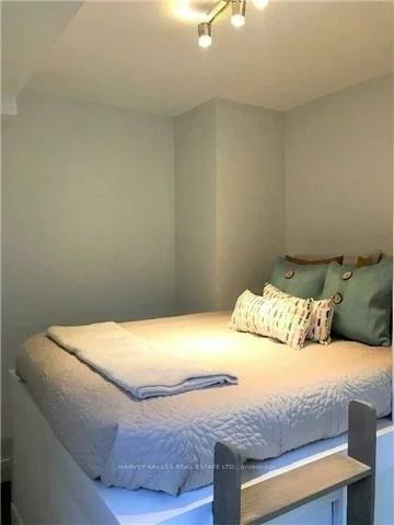 160, Lansdowne, Roncesvalles, Toronto