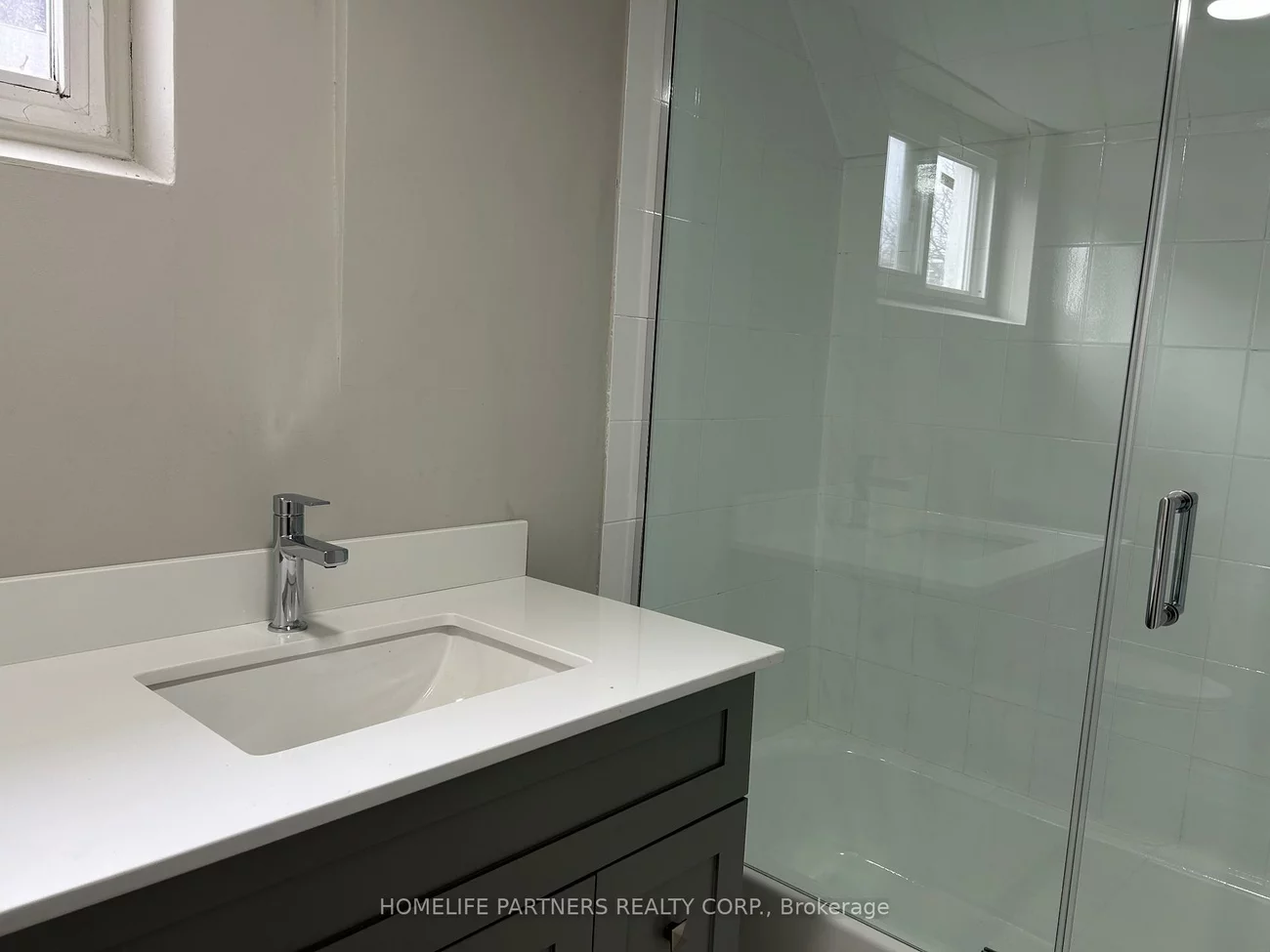 40, Strathavon, Mount Olive-Silverstone-Jamestown, Toronto