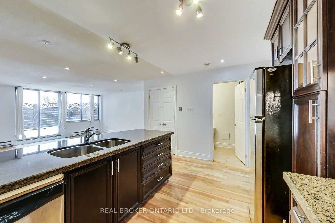 1011, Dufferin, Dovercourt-Wallace Emerson-Junction, Toronto