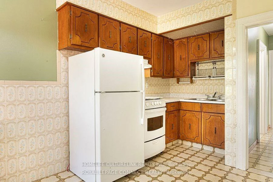 184, Livingstone, Briar Hill-Belgravia, Toronto