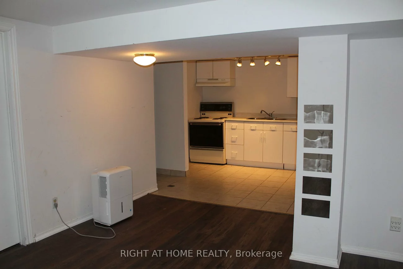 8, Burnelm, Islington-City Centre West, Toronto