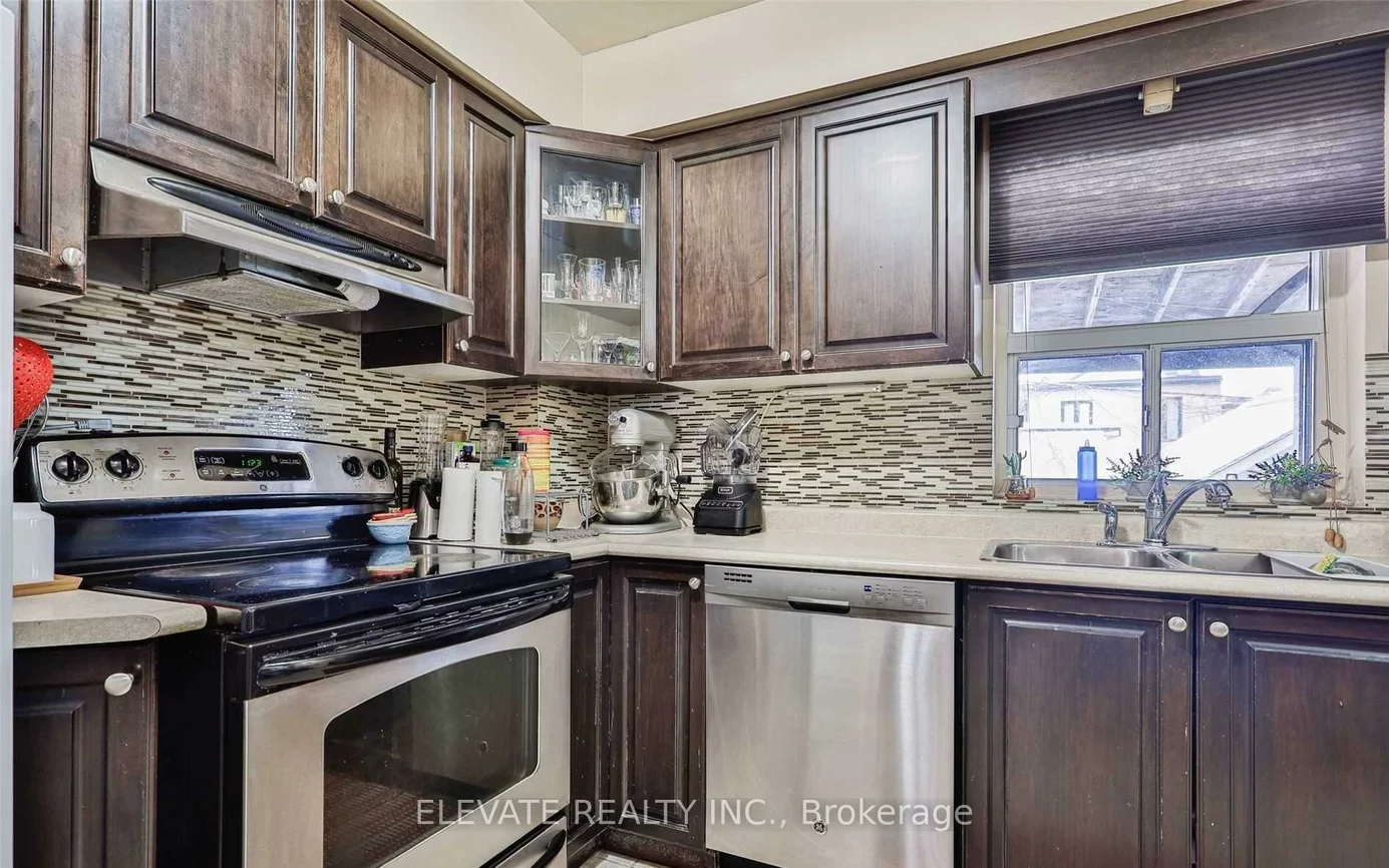 518, Whitmore, Briar Hill-Belgravia, Toronto