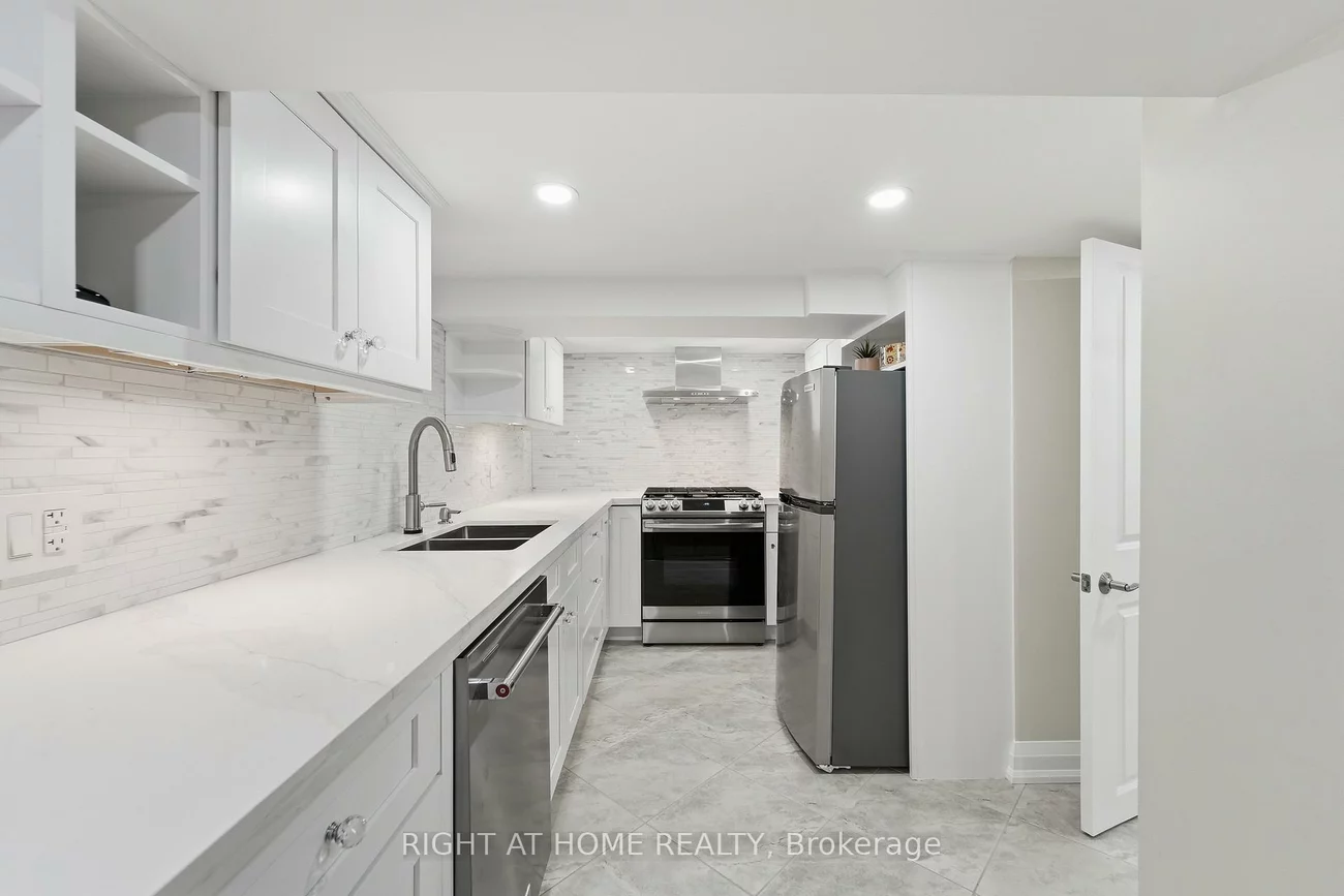 2, Montye, Runnymede-Bloor West Village, Toronto