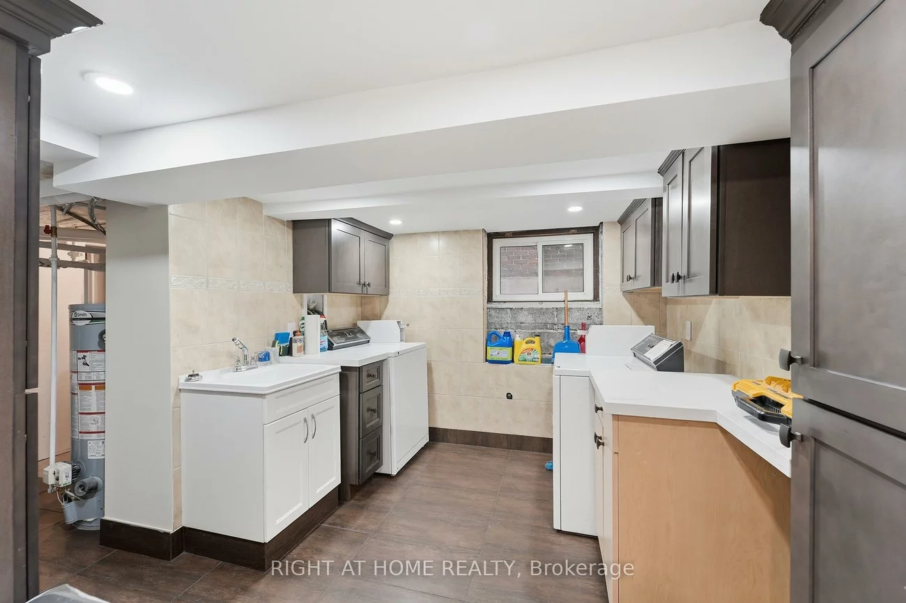 2, Montye, Runnymede-Bloor West Village, Toronto