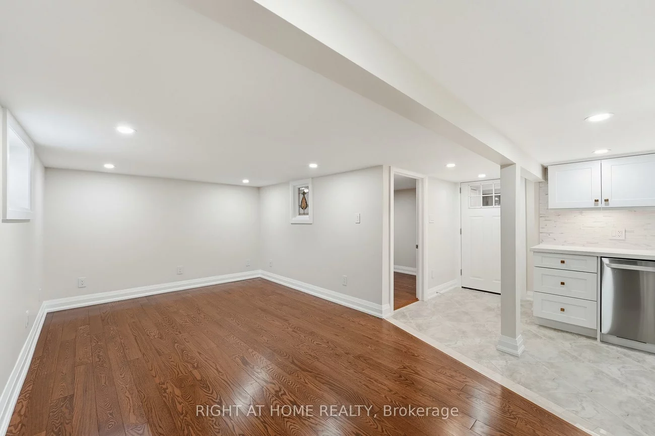 2, Montye, Runnymede-Bloor West Village, Toronto