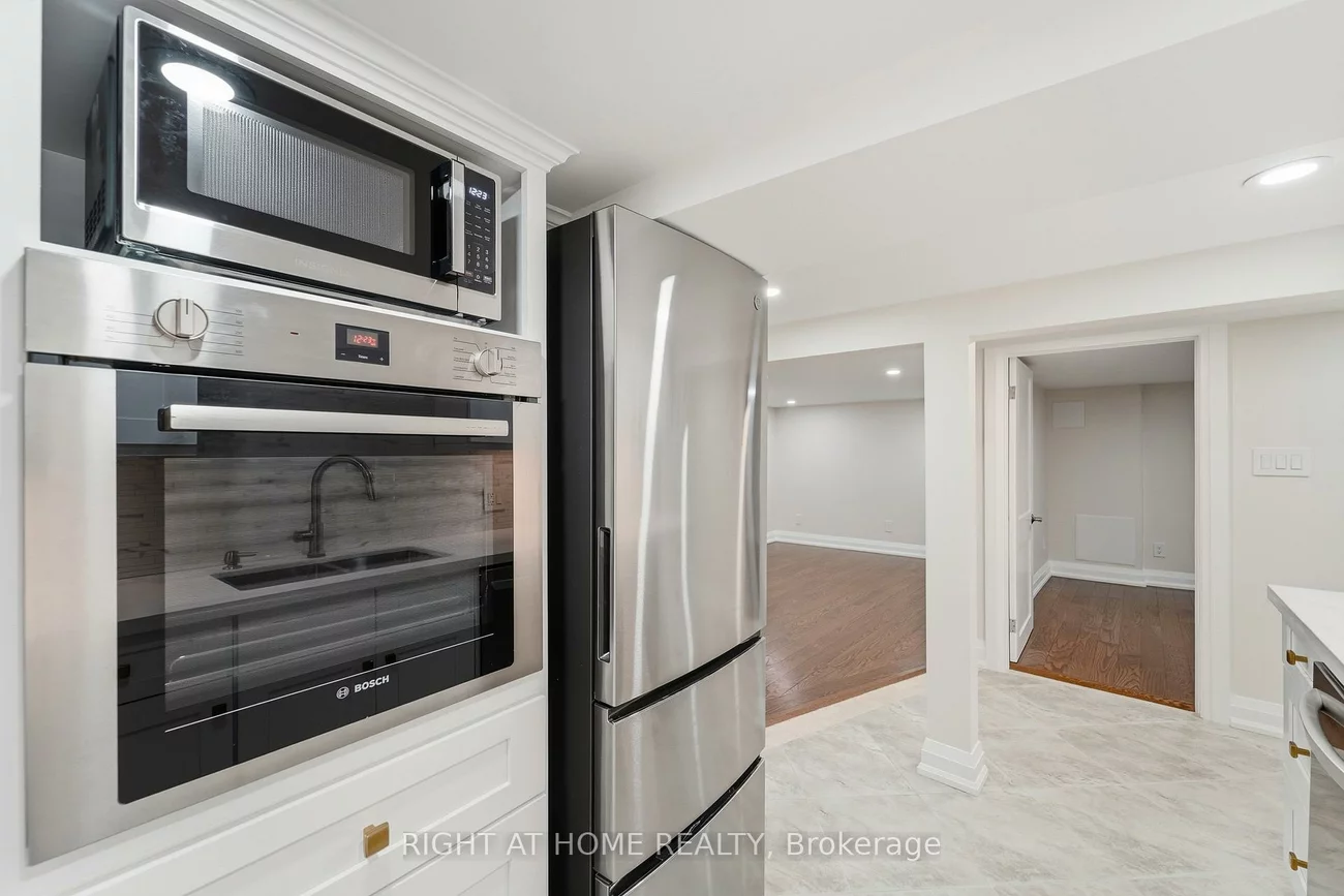 2, Montye, Runnymede-Bloor West Village, Toronto