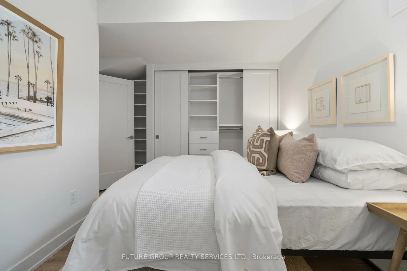 34, Poplar, Islington-City Centre West, Toronto