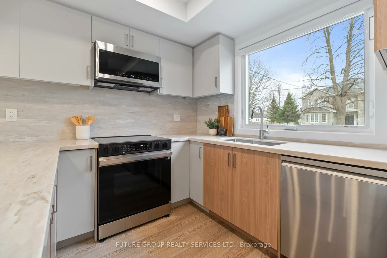 34, Poplar, Islington-City Centre West, Toronto