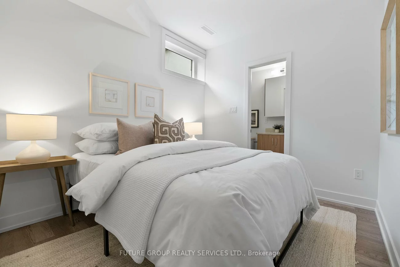34, Poplar, Islington-City Centre West, Toronto