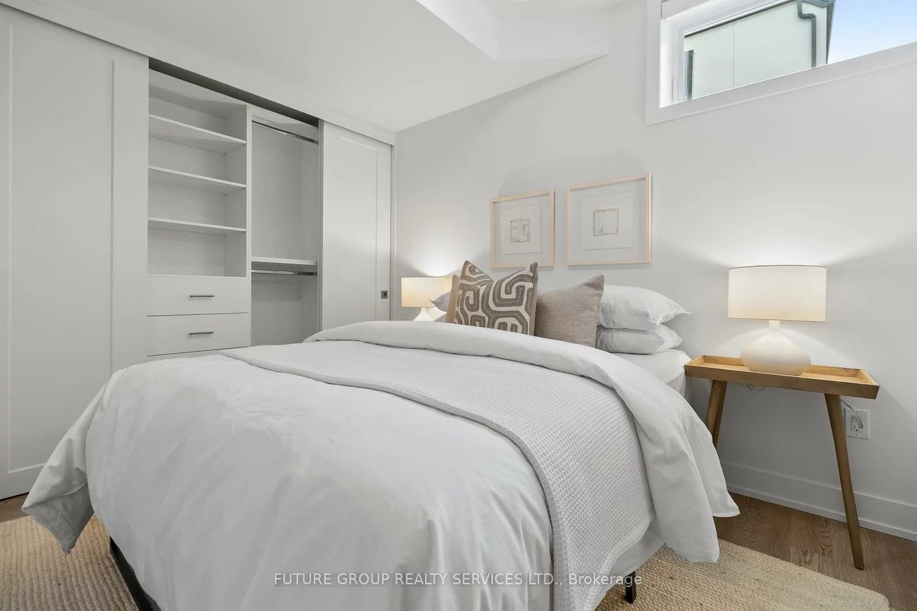 34, Poplar, Islington-City Centre West, Toronto
