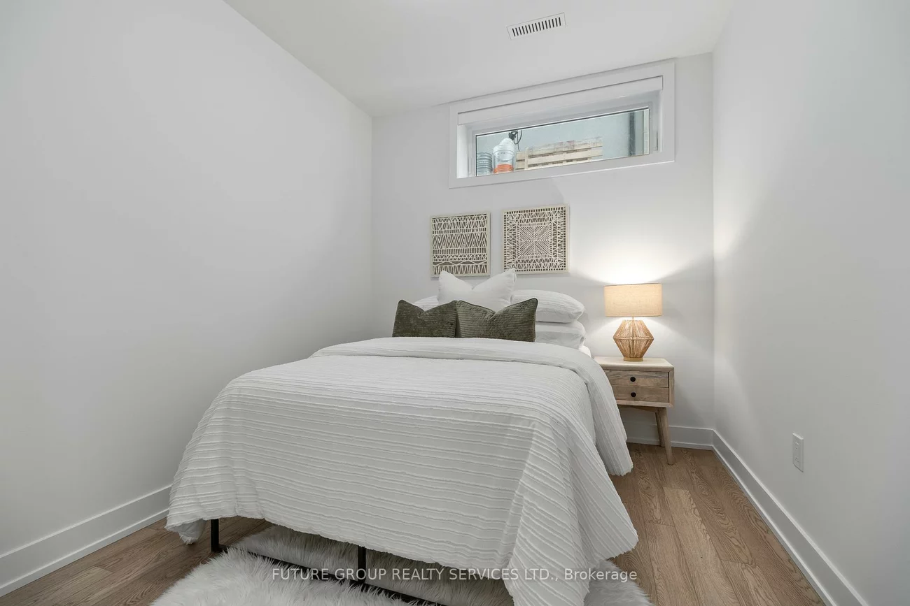 34, Poplar, Islington-City Centre West, Toronto