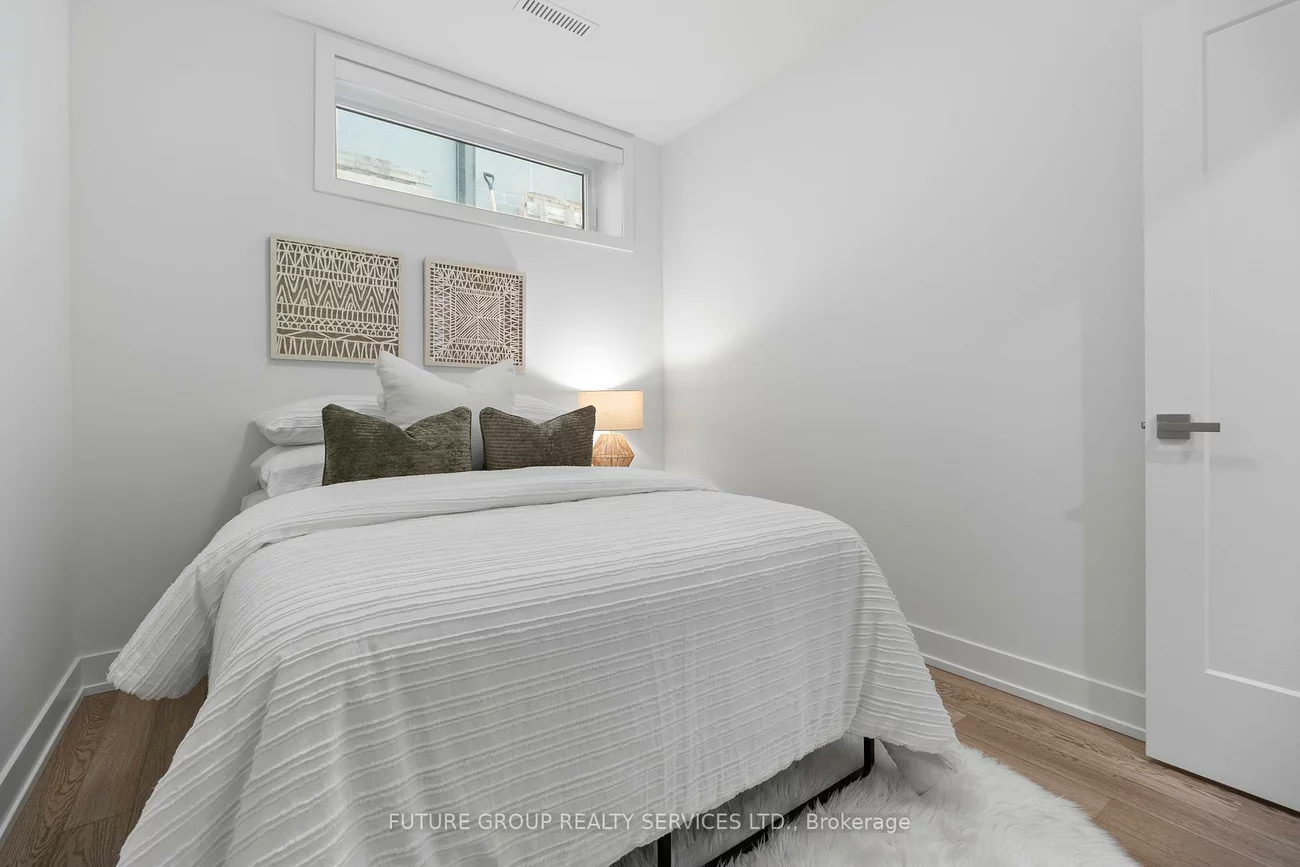 34, Poplar, Islington-City Centre West, Toronto