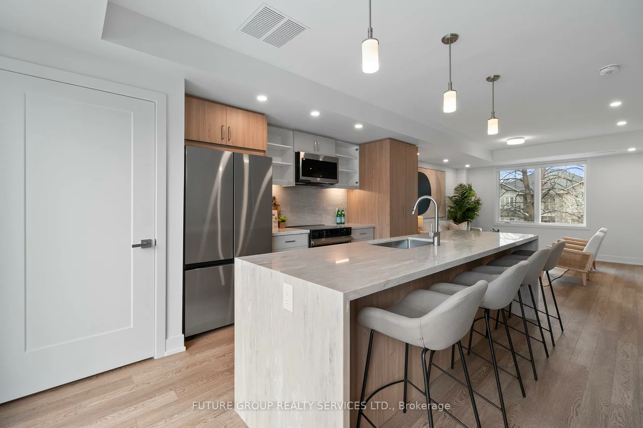 34, Poplar, Islington-City Centre West, Toronto