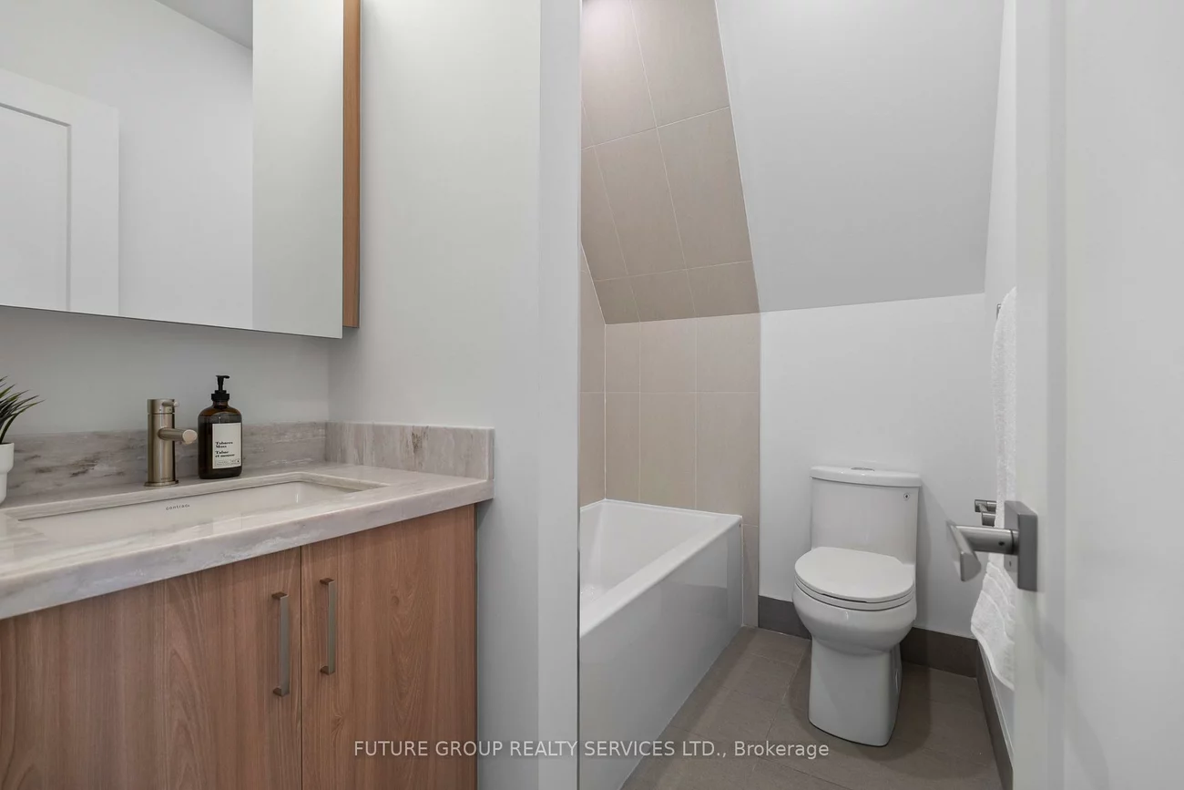 34, Poplar, Islington-City Centre West, Toronto