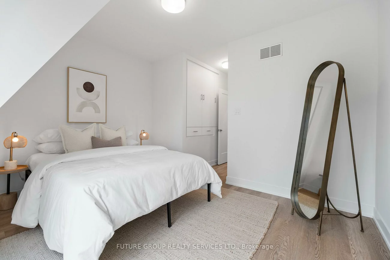 34, Poplar, Islington-City Centre West, Toronto