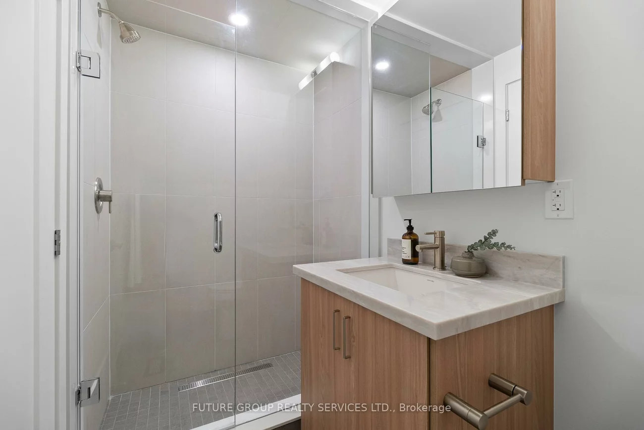 34, Poplar, Islington-City Centre West, Toronto