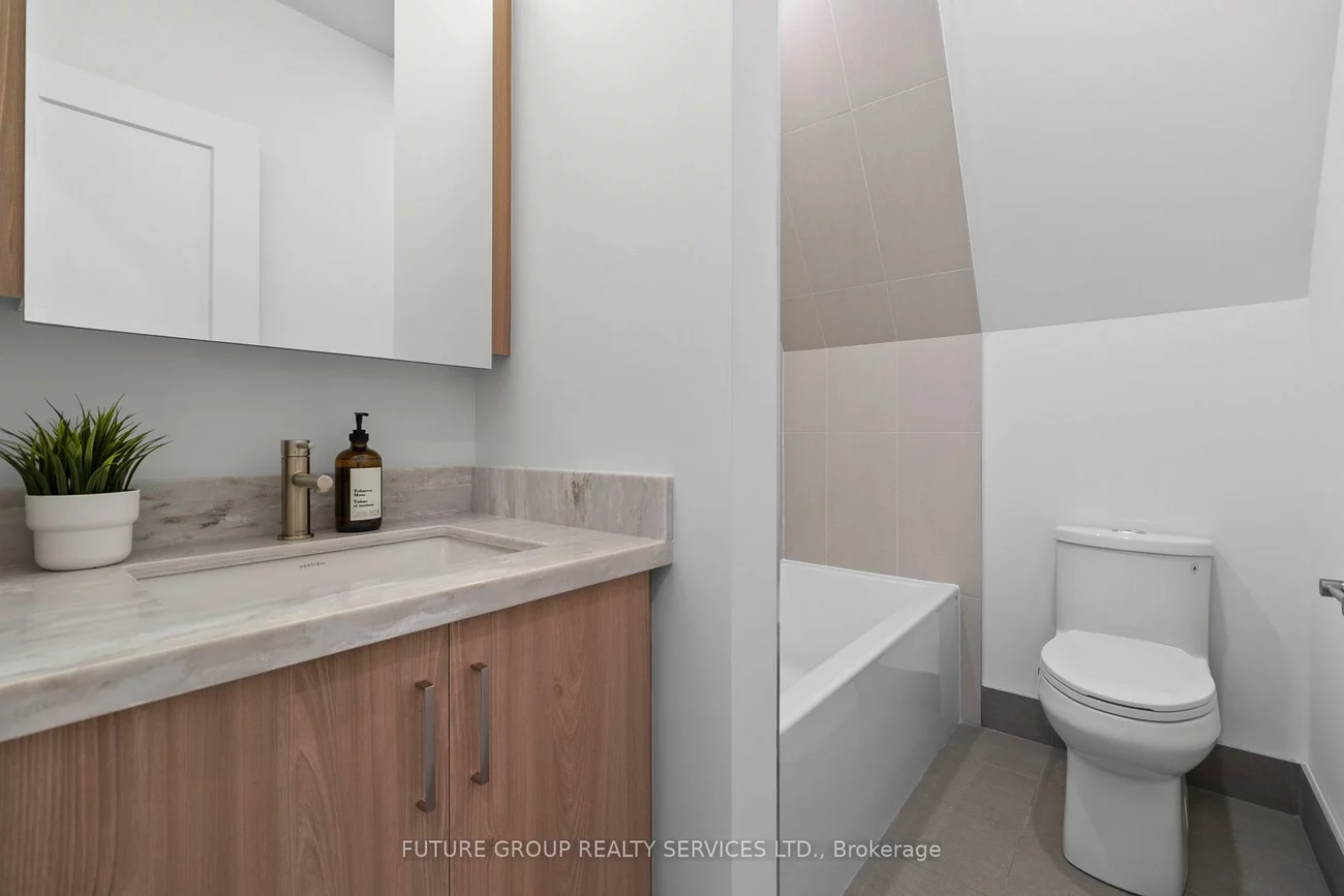 34, Poplar, Islington-City Centre West, Toronto