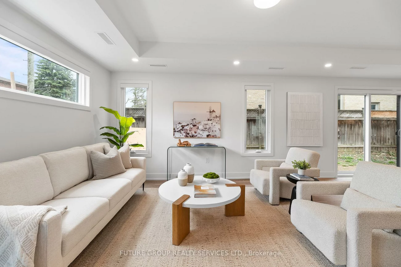 34, Poplar, Islington-City Centre West, Toronto