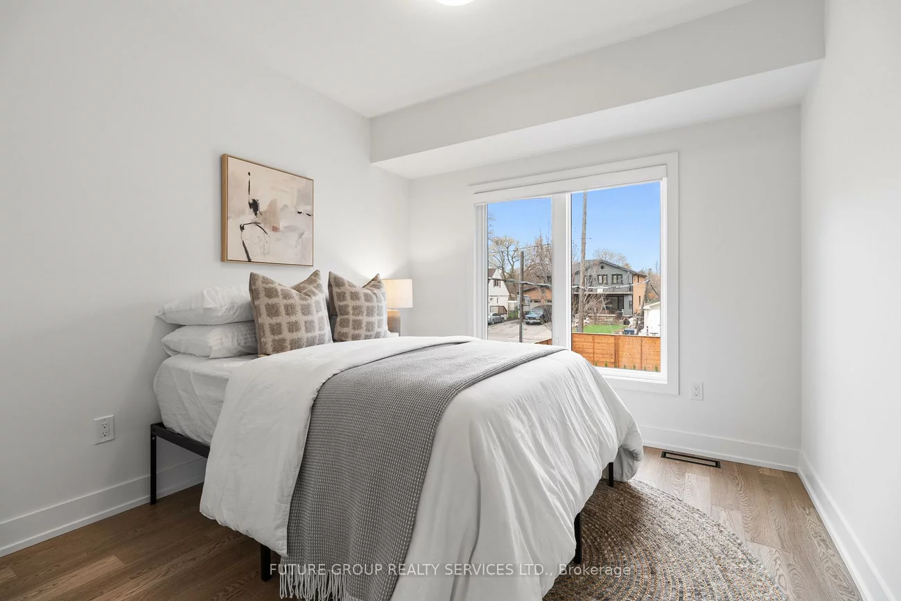 34, Poplar, Islington-City Centre West, Toronto