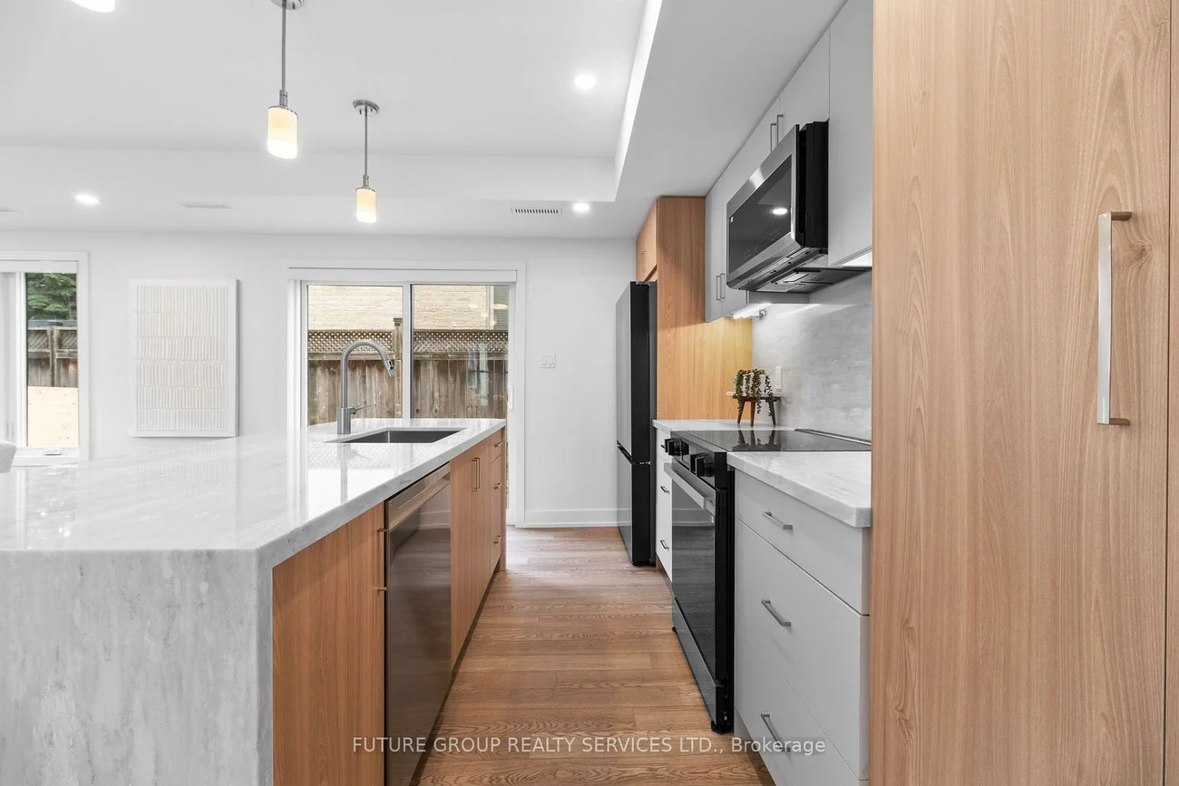 34, Poplar, Islington-City Centre West, Toronto