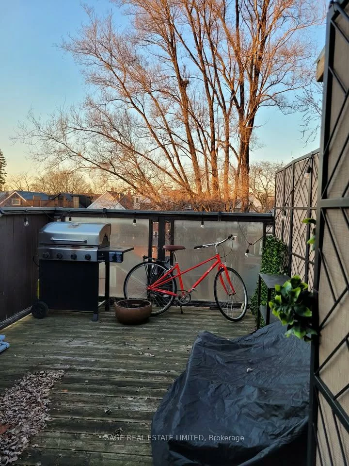108, Pearson, Roncesvalles, Toronto