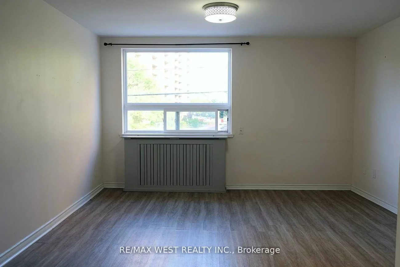4992B, Dundas, Islington-City Centre West, Toronto