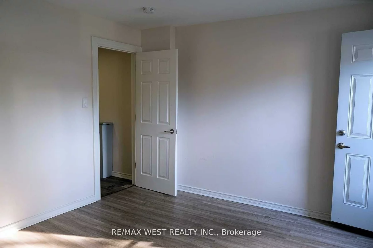 4992B, Dundas, Islington-City Centre West, Toronto