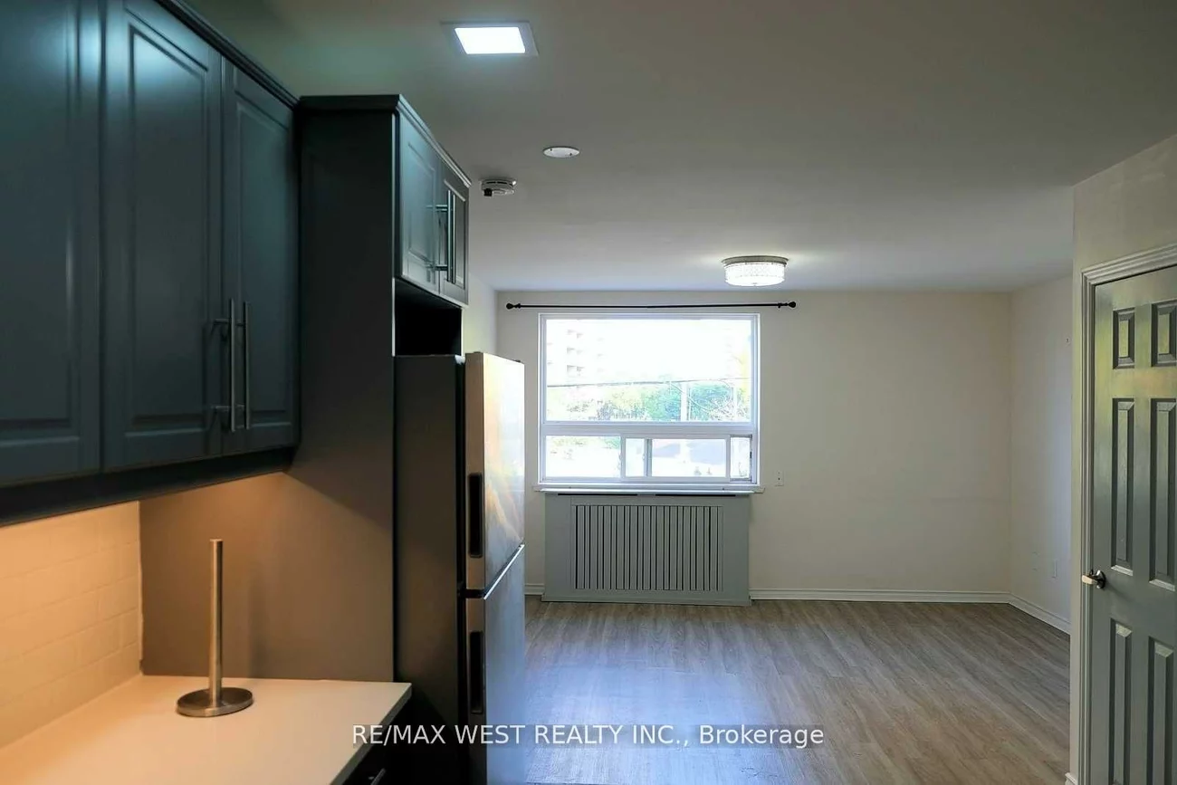 4992B, Dundas, Islington-City Centre West, Toronto