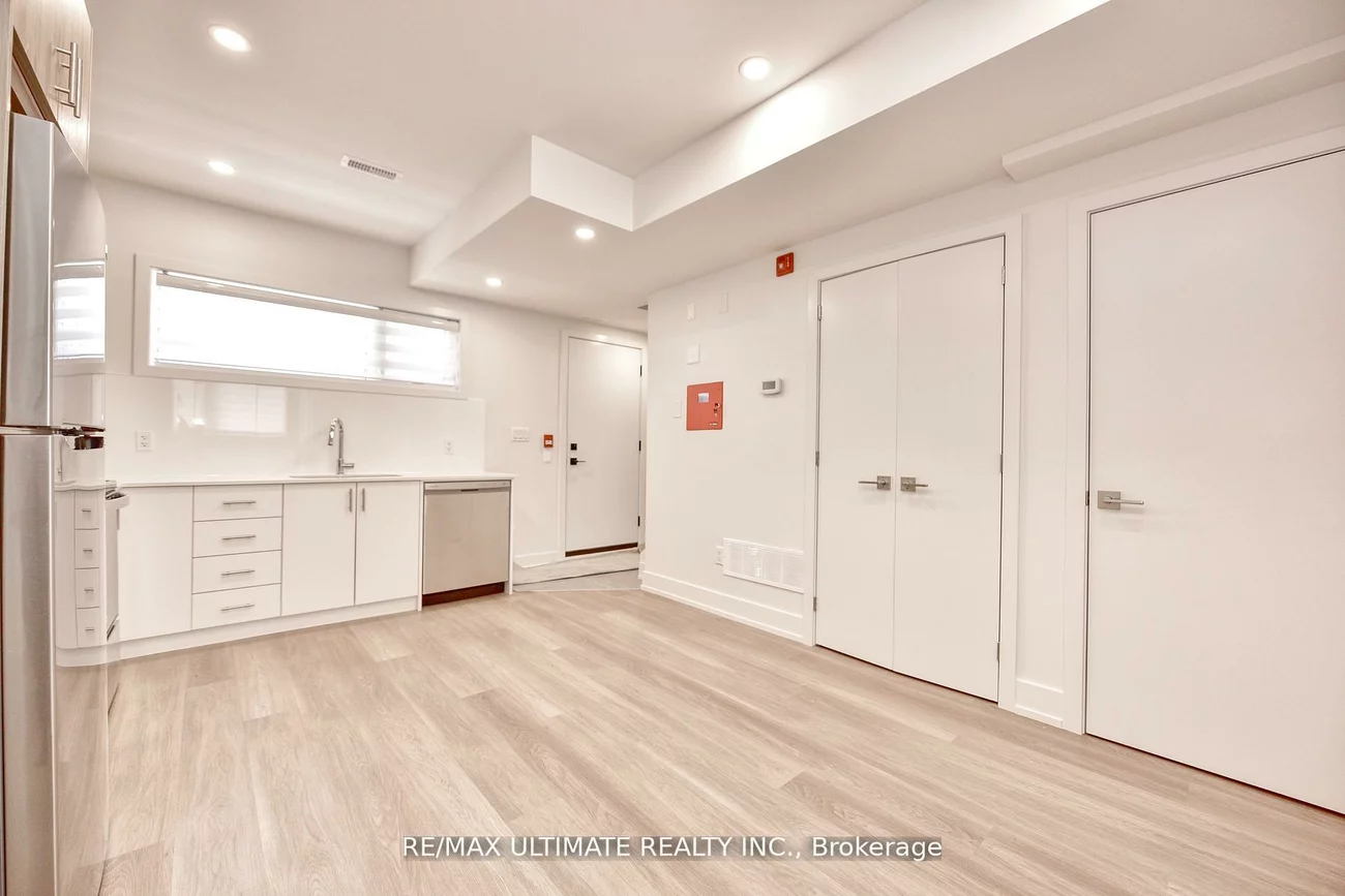 385, McRoberts, Caledonia-Fairbank, Toronto