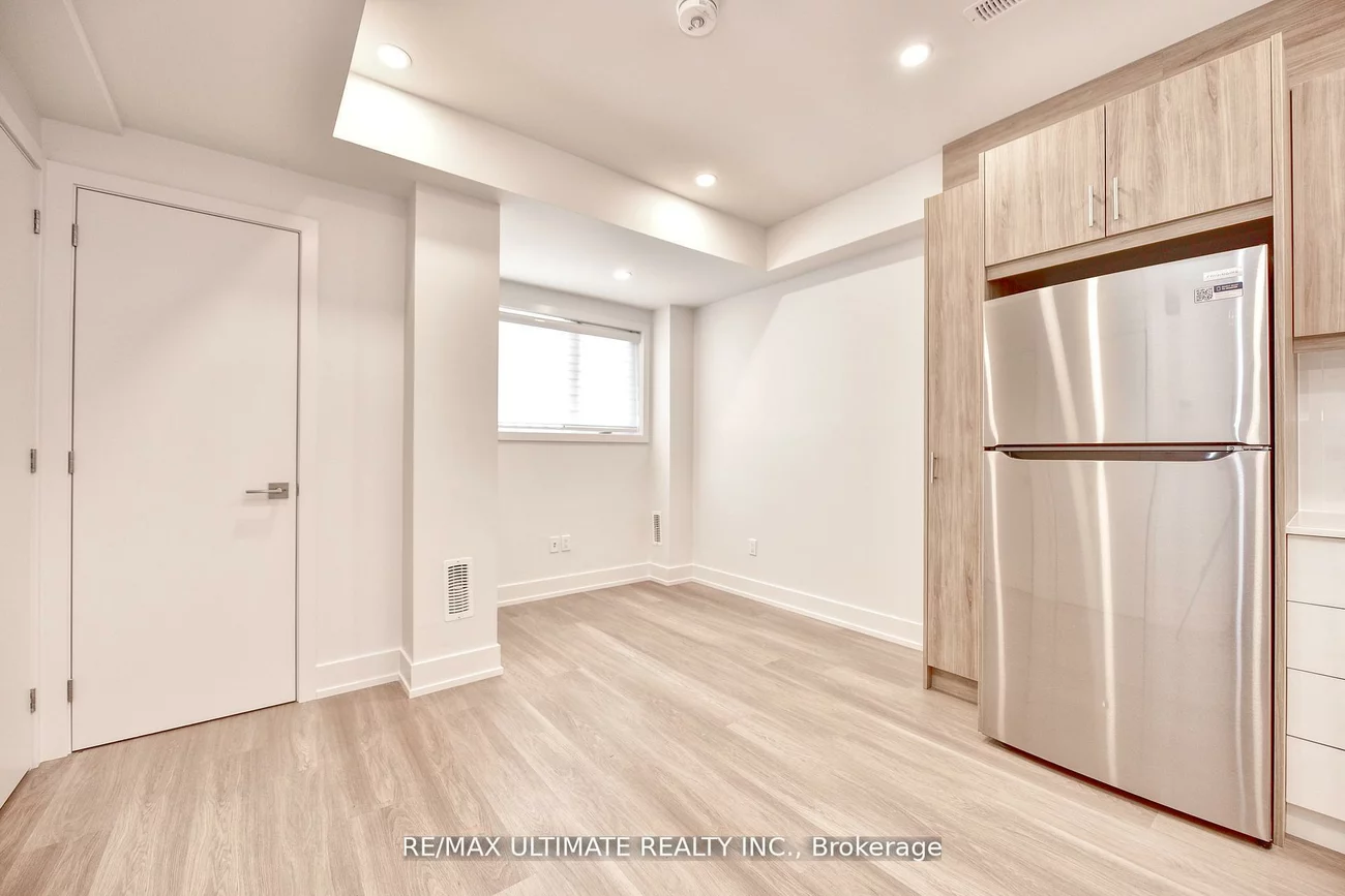 385, McRoberts, Caledonia-Fairbank, Toronto