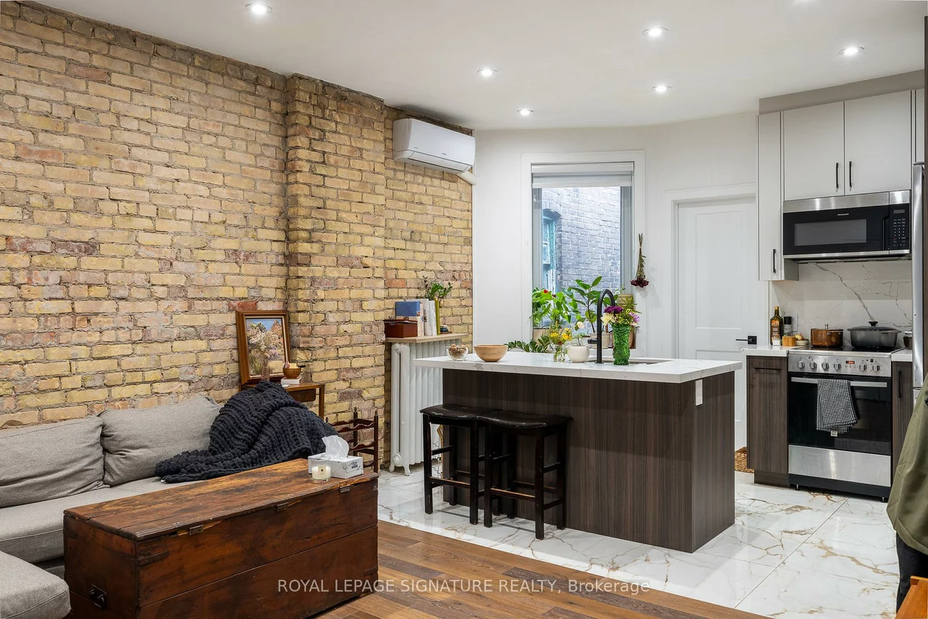 2090, Dundas, Roncesvalles, Toronto