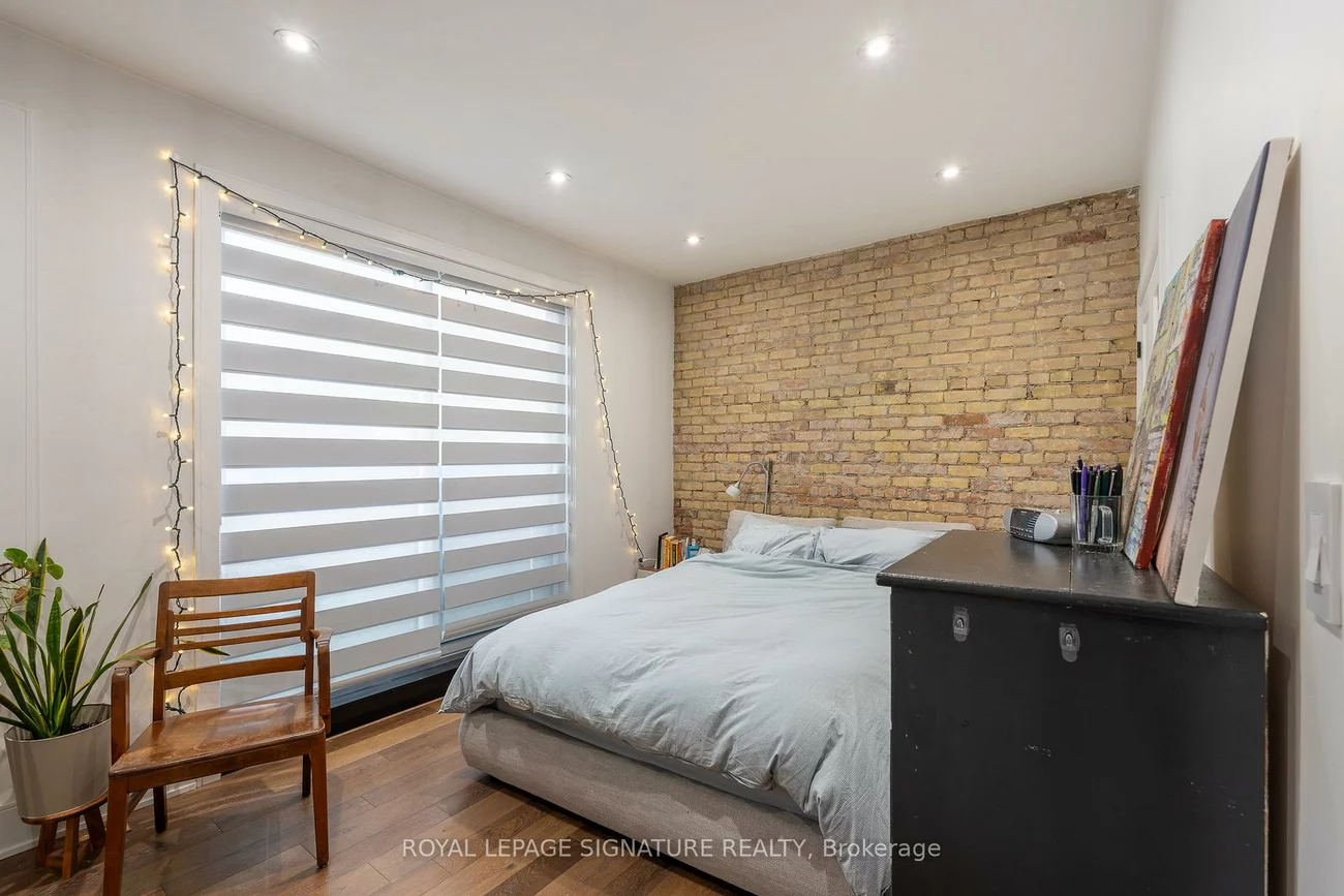 2090, Dundas, Roncesvalles, Toronto
