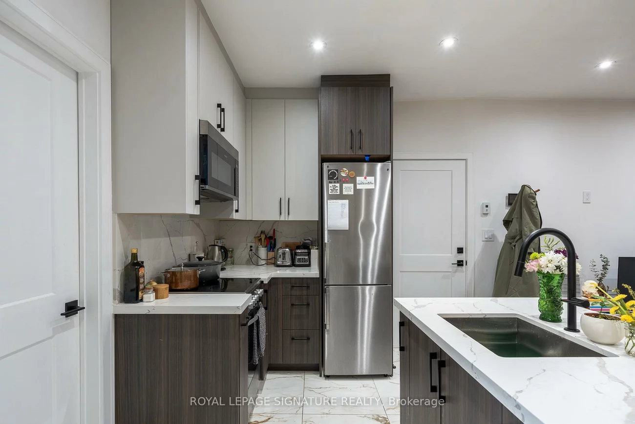 2090, Dundas, Roncesvalles, Toronto