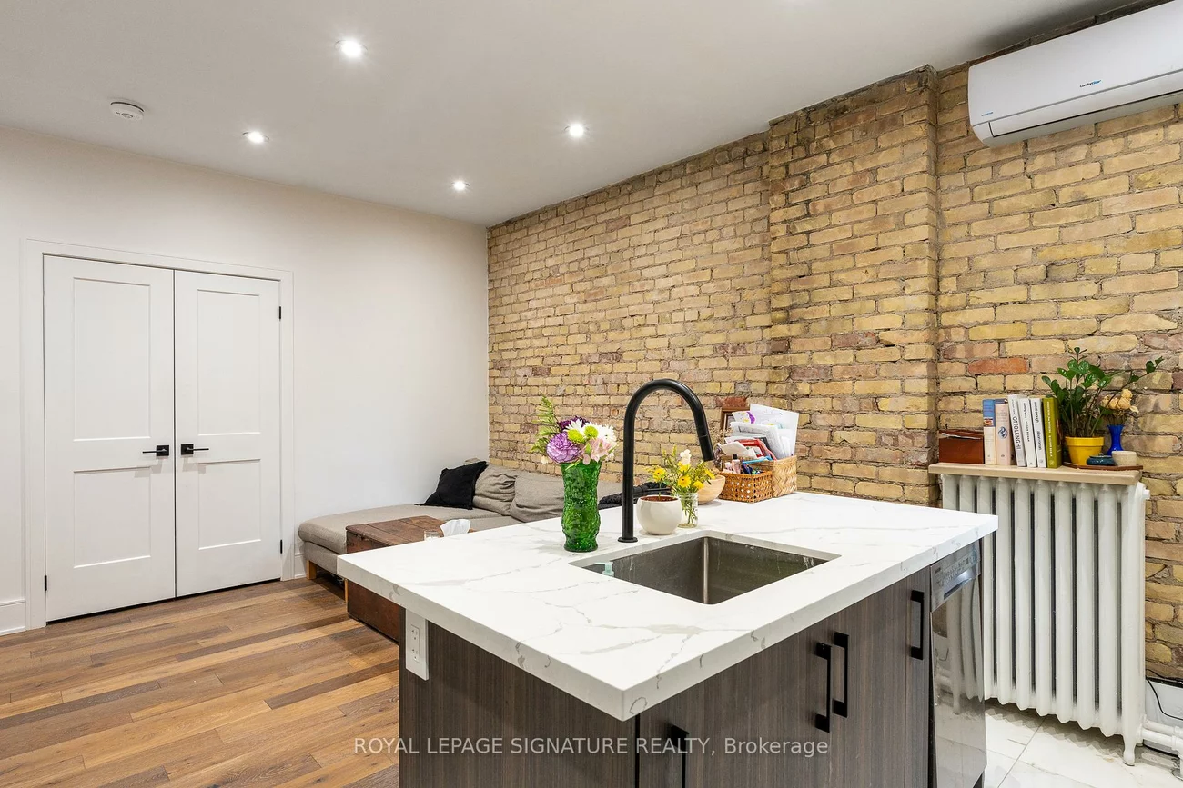 2090, Dundas, Roncesvalles, Toronto
