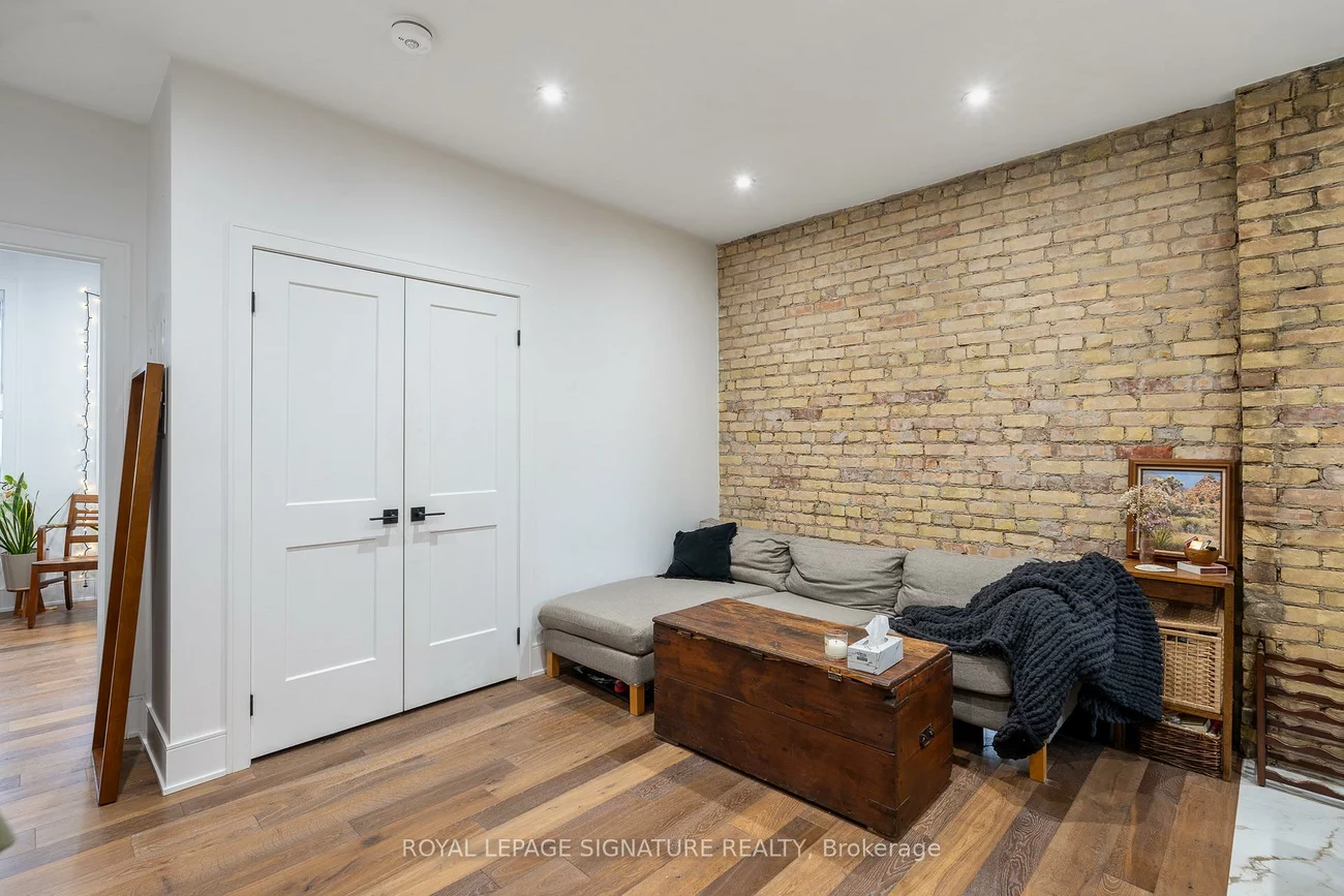 2090, Dundas, Roncesvalles, Toronto